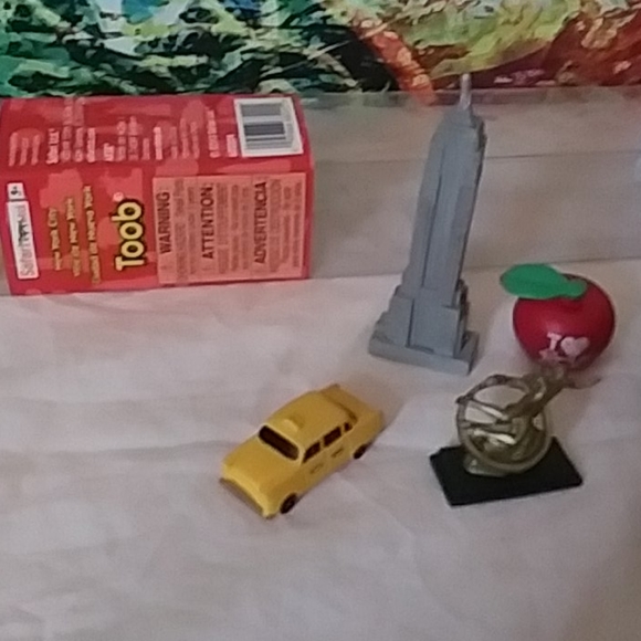 New York landmark and traditional vibe figures - Picture 2 of 4